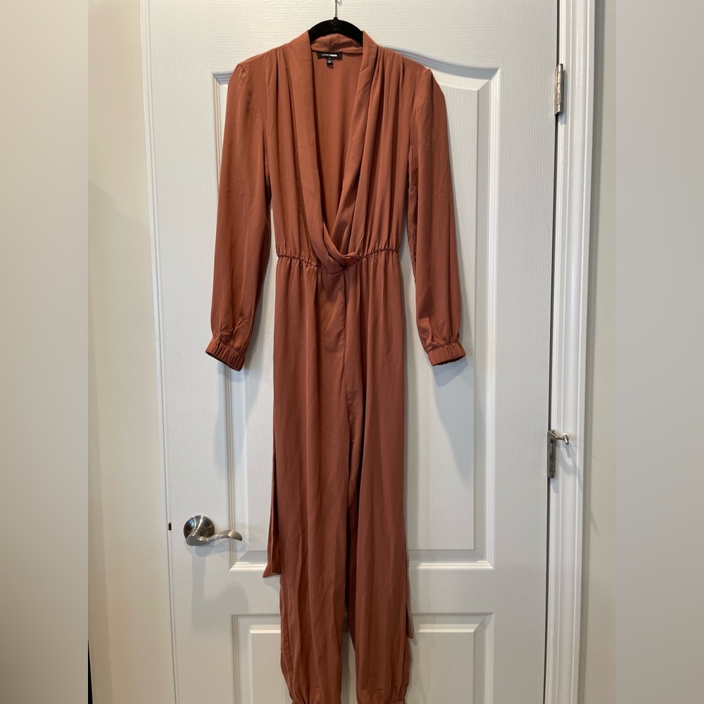 Mauve jumpsuit with removable waist tie. Small